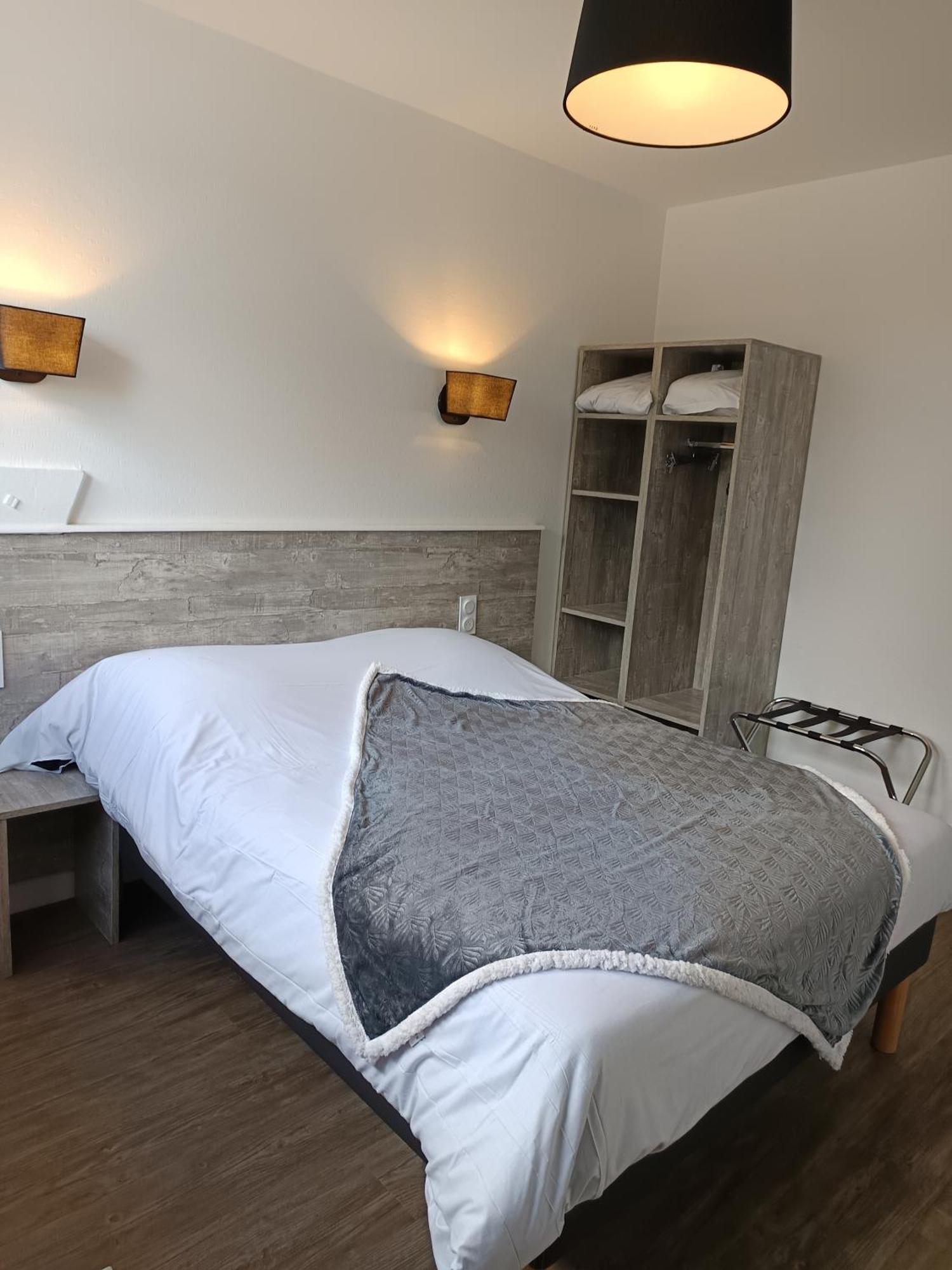 Le Relais Du Velors Hotell Beaumont-en-Véron Exteriör bild